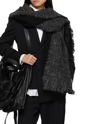 模特儿示范图 - 点击放大 - DISCORD YOHJI YAMAMOTO ACCESSORIES - Textured Fringed Wool Scarf