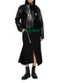 模特儿示范图 - 点击放大 - SACAI - X CARHARTT WIP 斜拉链皮夹克