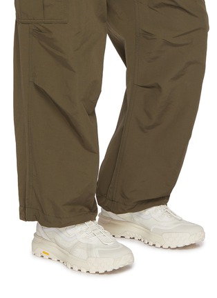 模特儿示范图 - 点击放大 - VANS - Crosspath XC GORE-TEX Low Top Men's Sneakers