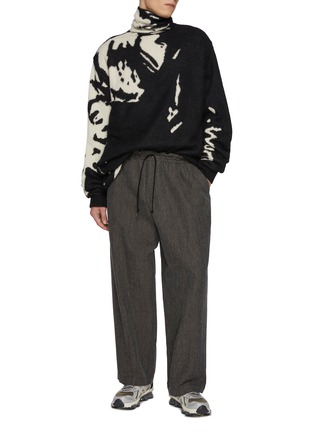 模特儿示范图 - 点击放大 - DOUBLET - Inkblot Graffiti Jacquard Turtleneck Wool Blend Sweater