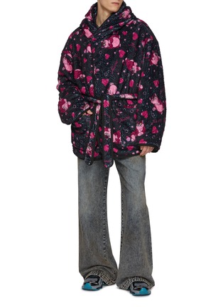 模特儿示范图 - 点击放大 - DOUBLET - Villain Cat All Over Print Fleece Blanket Coat