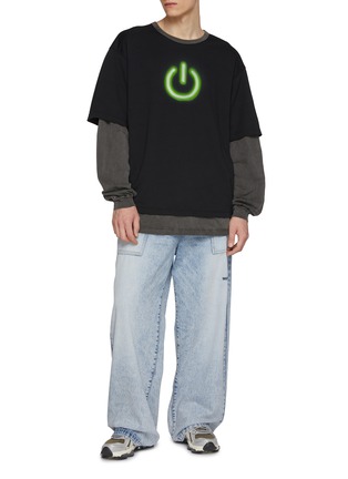 模特儿示范图 - 点击放大 - DOUBLET - On Off Power Icon Reversible Cotton Blend T-Shirt