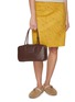 模特儿示范图 - 点击放大 - MIU MIU - Medium Beau Leather Handbag