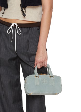 模特儿示范图 - 点击放大 - MIU MIU - 中号 ARCADIE 绒面皮手提包