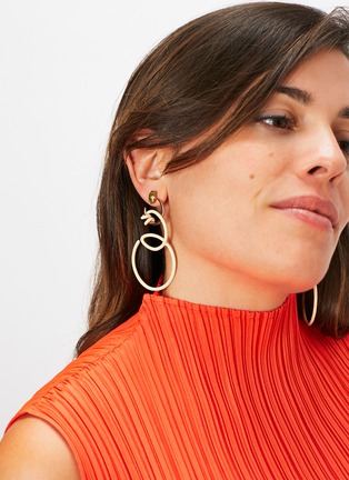 细节 - 点击放大 - BEA BONGIASCA - Double Curl Vine 9K Gold Garnet Enamel Earrings