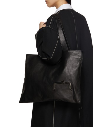 模特儿示范图 - 点击放大 - DISCORD YOHJI YAMAMOTO - Large Clasp Leather Tote Bag