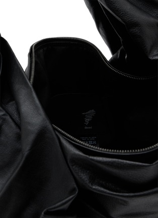 细节 - 点击放大 - DISCORD YOHJI YAMAMOTO BAGS - Draped Zip Leather Handbag