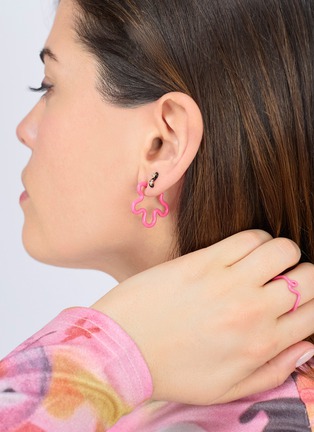 细节 - 点击放大 - BEA BONGIASCA - Two Tone Asymmetrical Flower 9K Gold Sterling Silver Enamel Earrings