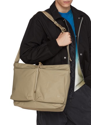 模特儿示范图 - 点击放大 - F/CE. - Recycle Twill Courier Shoulder Bag