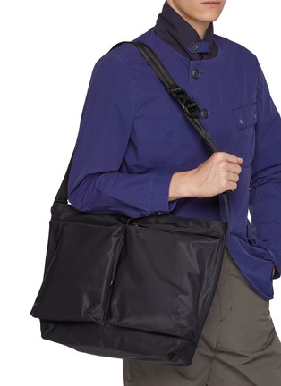 模特儿示范图 - 点击放大 - F/CE. - Recycle Twill Courier Shoulder Bag