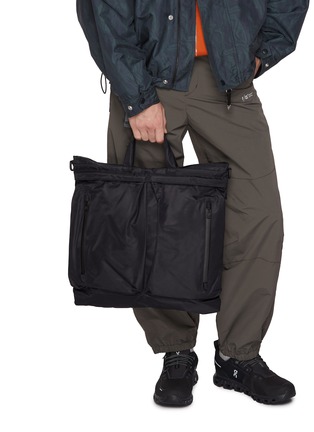 模特儿示范图 - 点击放大 - F/CE. - Recycle Twill 3Way Helmet Shoulder Bag
