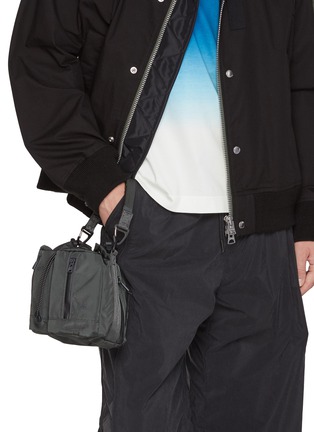 模特儿示范图 - 点击放大 - F/CE. - 420 Re/cor Tactical 2Way Bucket Bag