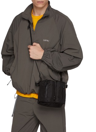 模特儿示范图 - 点击放大 - F/CE. - 420 Re/cor Tactical 2Way Bucket Bag