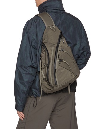 模特儿示范图 - 点击放大 - F/CE. - Textured Twill 3 Points Slinger Bag
