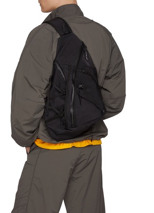 模特儿示范图 - 点击放大 - F/CE. - Textured Twill 3 Points Slinger Bag