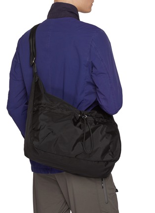 模特儿示范图 - 点击放大 - F/CE. - 420 Re/cor 2Way Shoulder Tote Bag