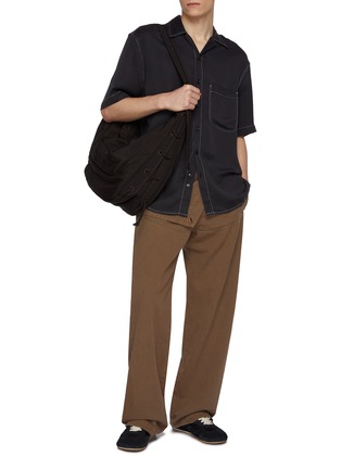 模特儿示范图 - 点击放大 - SONG FOR THE MUTE - Oversized Contrast Stitch Peach Cupro Shirt