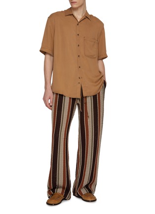 模特儿示范图 - 点击放大 - SONG FOR THE MUTE - Oversized Contrast Stitch Peach Cupro Shirt