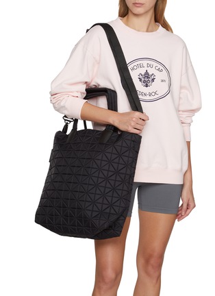 模特儿示范图 - 点击放大 - VEE COLLECTIVE - Vee Shopper Shoulder Bag