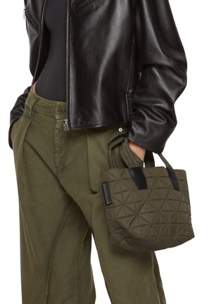 模特儿示范图 - 点击放大 - VEE COLLECTIVE - Mini Vee Tote Bag