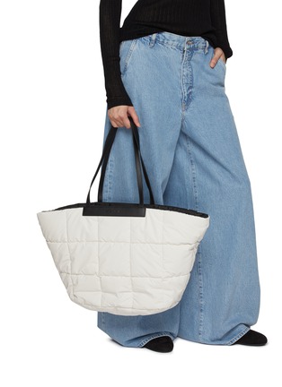 模特儿示范图 - 点击放大 - VEE COLLECTIVE - Porter Basque Tote Bag