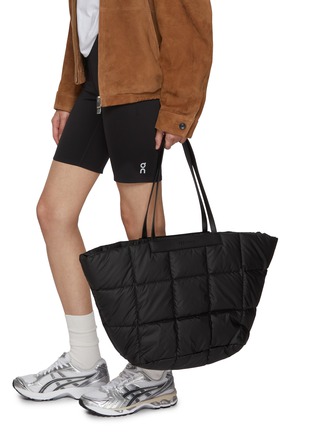 模特儿示范图 - 点击放大 - VEE COLLECTIVE - Porter Basque Tote Bag