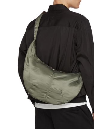 模特儿示范图 - 点击放大 - COMME DES GARÇONS HOMME - Crescent Double Twill Crossbody Bag