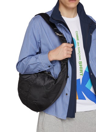 模特儿示范图 - 点击放大 - COMME DES GARÇONS HOMME - Crescent Double Twill Crossbody Bag