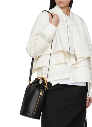 模特儿示范图 - 点击放大 - SACAI - Watch Belt Dry Leather Shoulder Bag