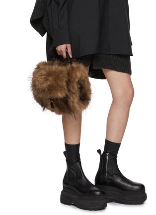 模特儿示范图 - 点击放大 - SACAI - Faux Fur Handbag