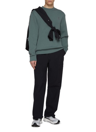 模特儿示范图 - 点击放大 - ON - Focus Tech Crew Cotton Blend Sweatshirt