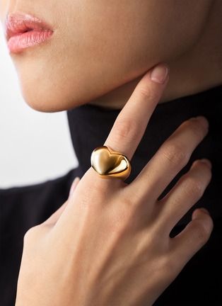 细节 - 点击放大 - BIJOU DE M - Plump Heart 18K Gold Plated Sterling Silver Ring — JP 13