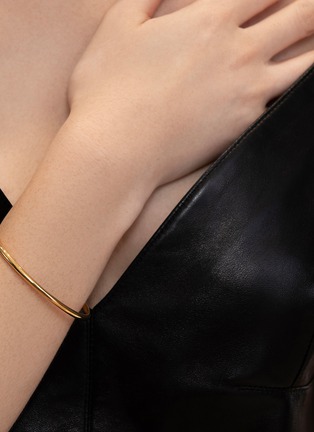 细节 - 点击放大 - BIJOU DE M - 2 Pearl 18K Gold Plated Sterling Silver Freshwater Pearl Bangle — Size L