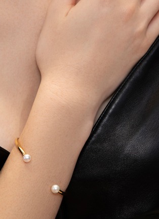 细节 - 点击放大 - BIJOU DE M - 2 Pearl 18K Gold Plated Sterling Silver Freshwater Pearl Bangle — Size L