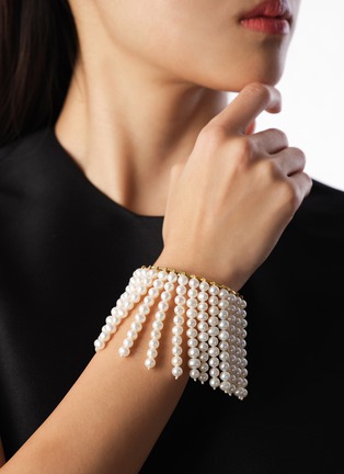 细节 - 点击放大 - BIJOU DE M - Pearl Curtain 18K Gold Plated Sterling Silver Freshwater Pearl Bangle — Opening 2.5cm