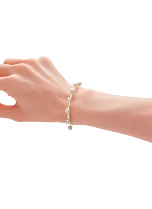 细节 - 点击放大 - BIJOU DE M - Dot Pearl 18K White Gold Plated Sterling Silver Freshwater Pearl Bangle — Size L