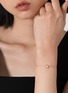 细节 - 点击放大 - BIJOU DE M - Reversible Star 18K Gold Diamond Resin Bracelet