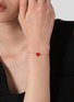 细节 - 点击放大 - BIJOU DE M - Reversible Heart 18K Gold Diamond Resin Bracelet