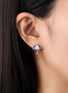 细节 - 点击放大 - BIJOU DE M - Rainy Days 18K Yellow White Gold Diamond Sapphire Single Earring