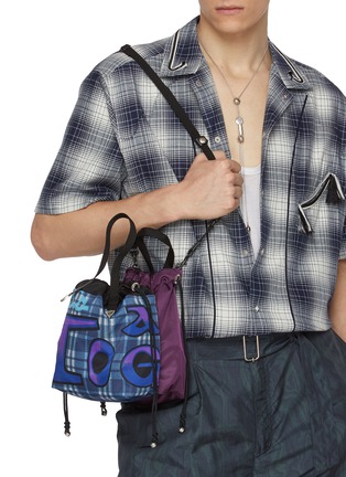 模特儿示范图 - 点击放大 - TOGA VIRILIS - Printed Drawstring Bucket Bag