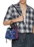 模特儿示范图 - 点击放大 - TOGA VIRILIS - Printed Drawstring Bucket Bag