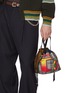模特儿示范图 - 点击放大 - TOGA VIRILIS - Printed Drawstring Bucket Bag