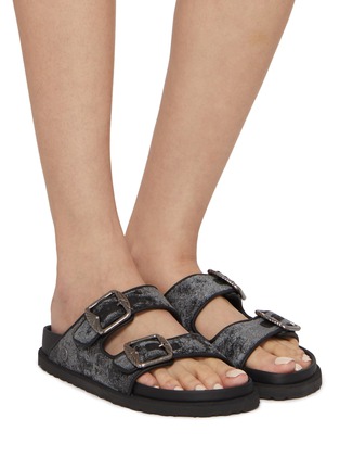 模特儿示范图 - 点击放大 - BIRKENSTOCK 1774 - ARIZONA 天鹅绒饰平底鞋