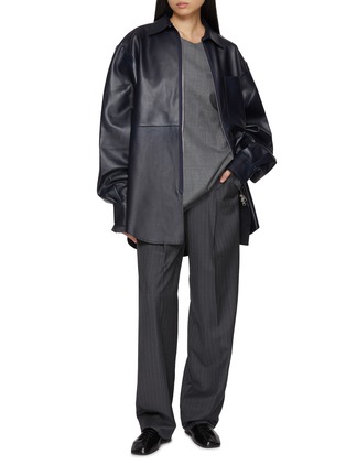 模特儿示范图 - 点击放大 - SONIA CARRASCO - Long Sleeve Tailored Pinstripe Wool Top