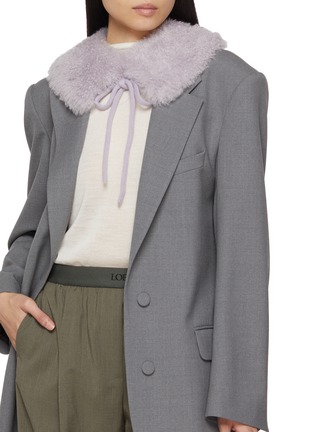 模特儿示范图 - 点击放大 - YVES SALOMON - Col Shearling Scarf
