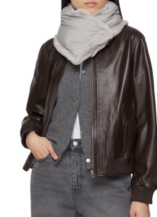 模特儿示范图 - 点击放大 - YVES SALOMON - Echarpe Feather Technical Fabric Scarf
