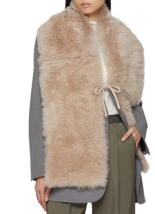 模特儿示范图 - 点击放大 - YVES SALOMON - Echarpe Feather Shearling Scarf
