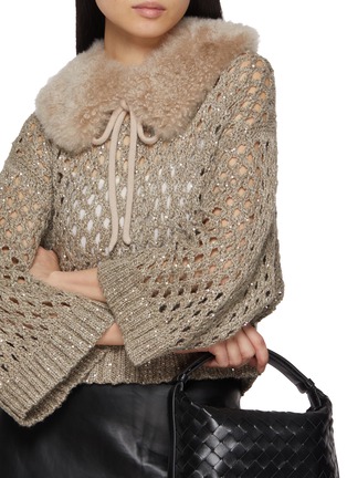 模特儿示范图 - 点击放大 - YVES SALOMON - Col Shearling Scarf