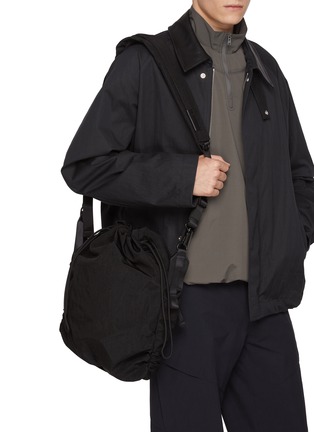 模特儿示范图 - 点击放大 - CÔTE&CIEL - UVA 水桶斜挎包