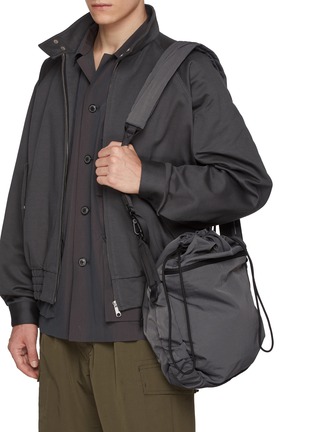 模特儿示范图 - 点击放大 - CÔTE&CIEL - UVA 水桶斜挎包